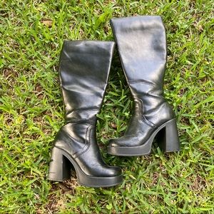 VTG 90s Black Platform Boots 🦋